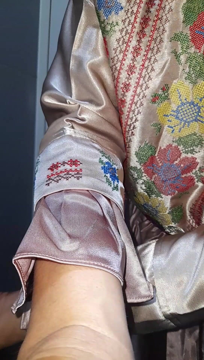 Naomisinka: Crossdresser con satén en la masturbación