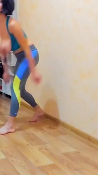 Sexy brunetka Myla_angel. Gymnastika ve Sportovním oblečení a Nahá, Sání koz, Nahá chůze!
