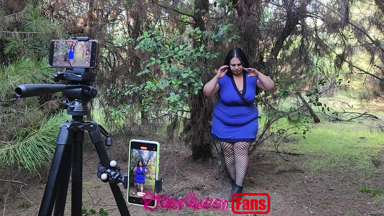 Riderqueen BBW Step Mom Latina Ebony: Riderqueen ensam, utomhus, videor för fans