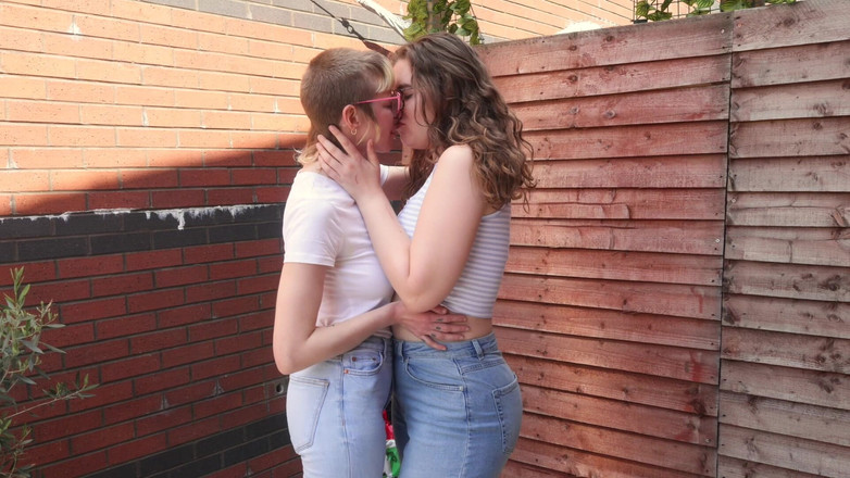 rosarosebud: Lesbijki całowanie i dżinsy wetting W Rosa i Carrie