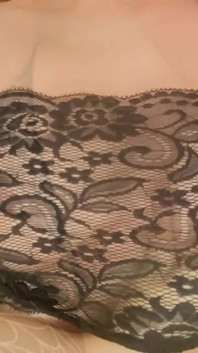 Muschi im spitzenhöschen reiben. Süße dessous. Beine in strümpfen