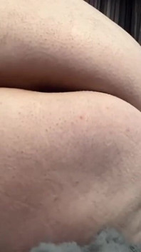 Îmi fut fundul cu un dildo de cauciuc