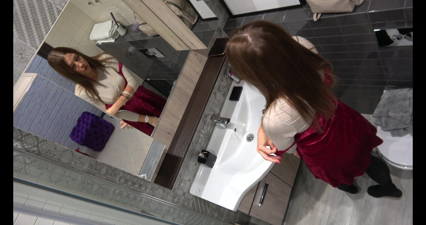 Milfs and Teens: MILF berambut merah bersedia untuk pertemuan dengan seorang lelaki yang...