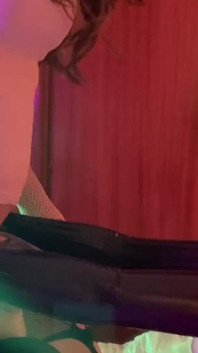 Verzweifelte sissy pinkelt in ihre hose für sissygasm und sperma-einlauf