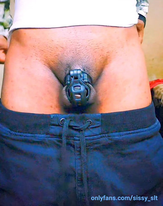 Sissy Bisexual: Hloupá Sissy neví, jak nosit klec cudnosti