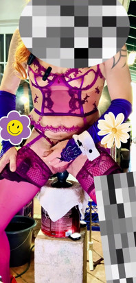 TS Latina Seksowna bielizna chodzenie na zewnątrz z wewnątrz dildo analnego