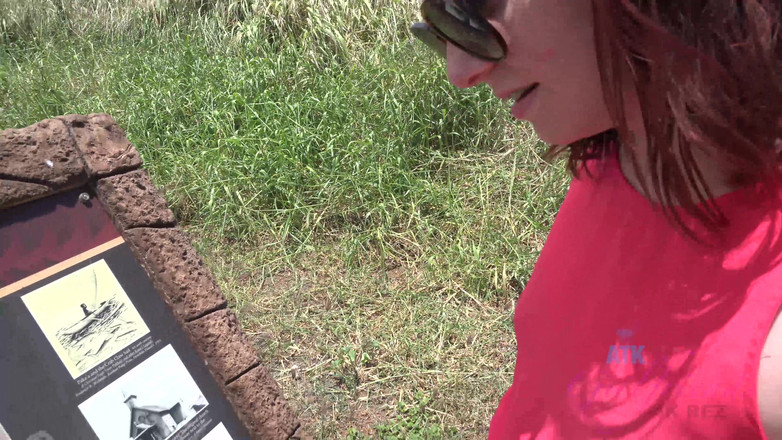 ATK Girlfriends: Emma tě nechá prstovat na zadním sedadle auta