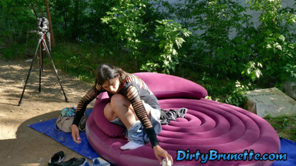 Dirty Brunette: Trocando de roupa ao ar livre e tentando fazer xixi