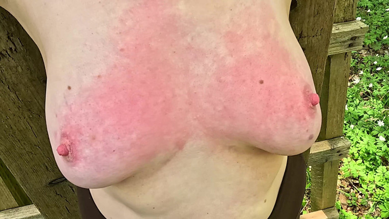 Bouncy Tits Action: Rote Titten Auf Dem Trimmdich Platz