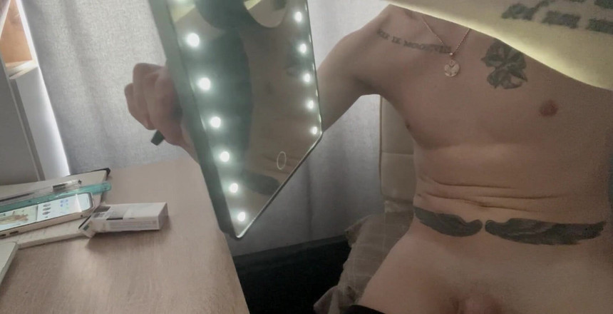 Falcon Al: 抽烟，抚摸他的屁股，撸管，在镜子上完成并舔了所有美味的精子