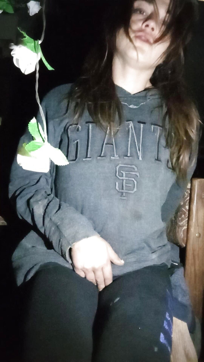 Freakshowsuckerr: Roztomilá brunetka teen si tře klitoris