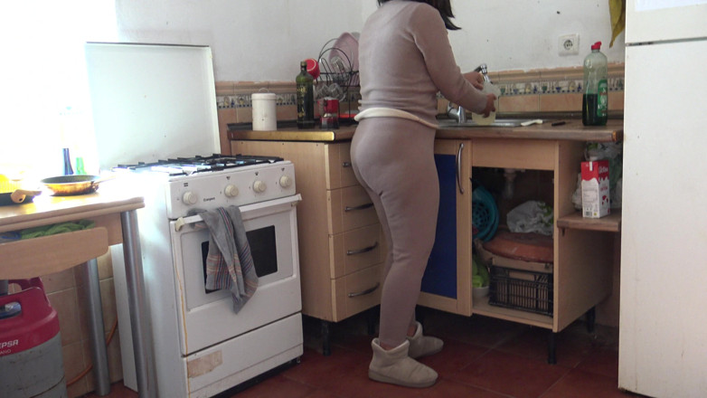 Stepmom Susan: Üvey anne mutfakta kıllı amına boşalmama izin veriyor