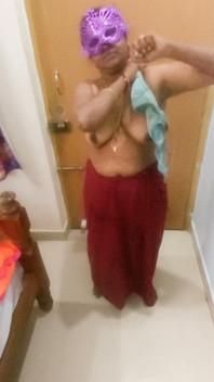 Desi tamil donnona latha mostra il corpo nudo grandi tette figa pelosa stuzzica per il ragazzo Bestie! Moglie indiana