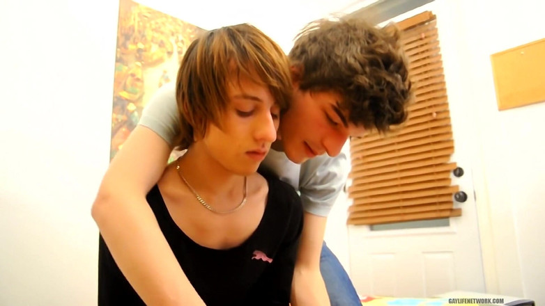 Beddable Boys: La bella viene consolata sul fidanzato