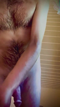 Nackter typ mit großem schwanz in der dusche