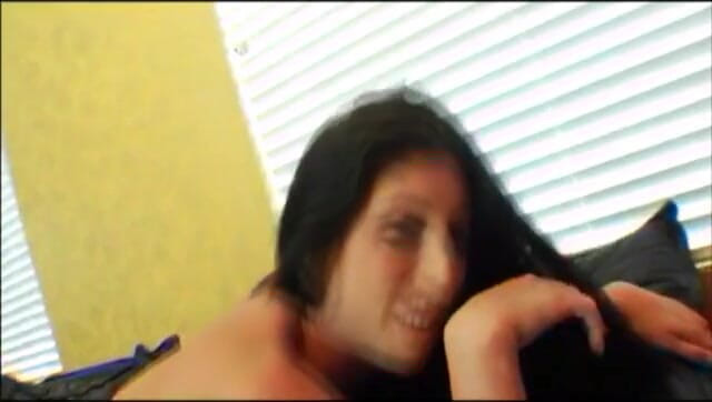 Analconda: Brunetka Skank chce, aby její zadek byl provrtán