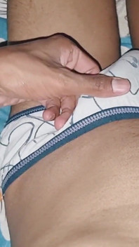 Geiler indischer sissy-boy kommt, während er das süße höschen seiner stiefschwester trägt