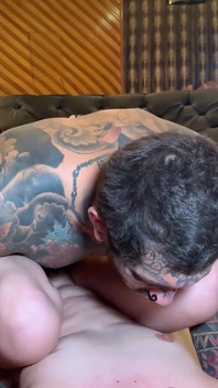 Sex se dvěma bílými kočkami v hotelu