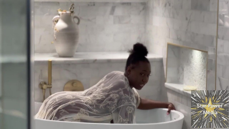 Star Power Media: Trempée sensu : la taquine coquine de Giana dans son bain