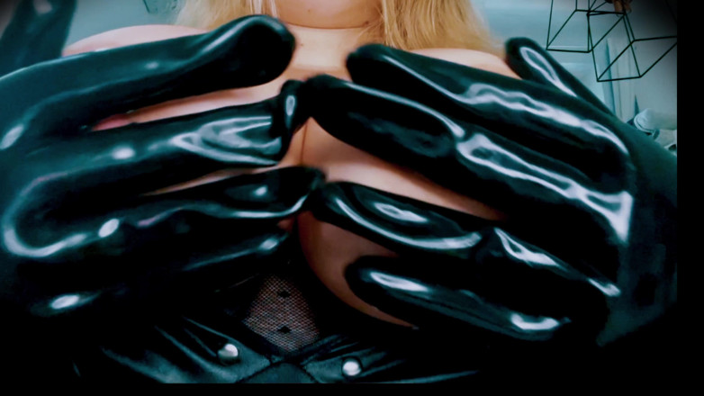 Dominatrix Royale: Loser for BIG TITS! Topless countdown.