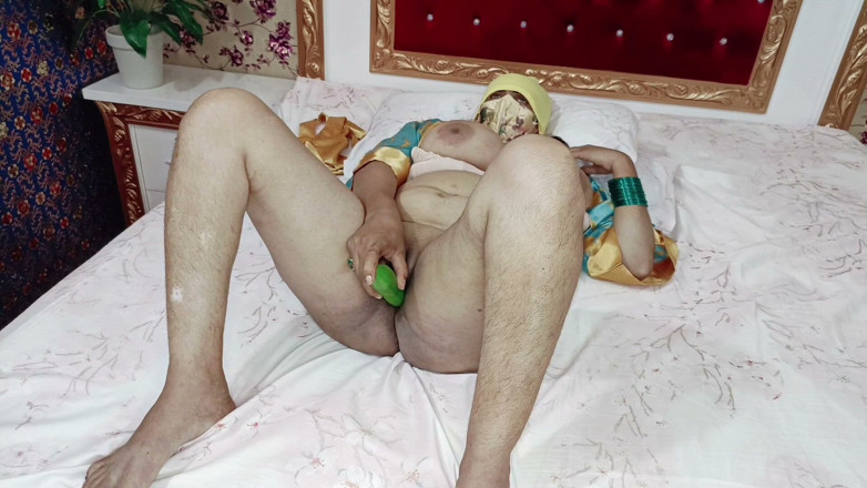 IndianDesiBabhi: Huge Boobs Curvy Muslim Aunty Masturbate by Cucumber