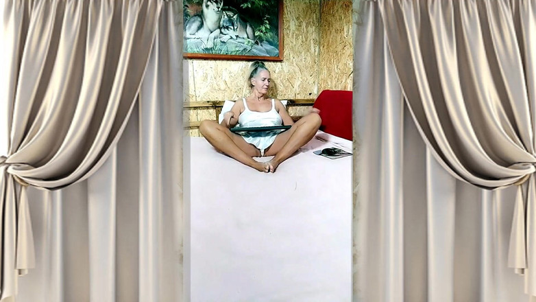 Lukerya: Het hemmafru Lukerya. Flirtar efter morgontankar över en kopp te.