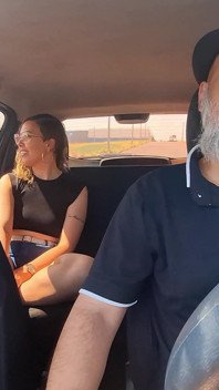Nackte passagierin in Uber Ride bekommt blowjobs und gibt auch kopf.
