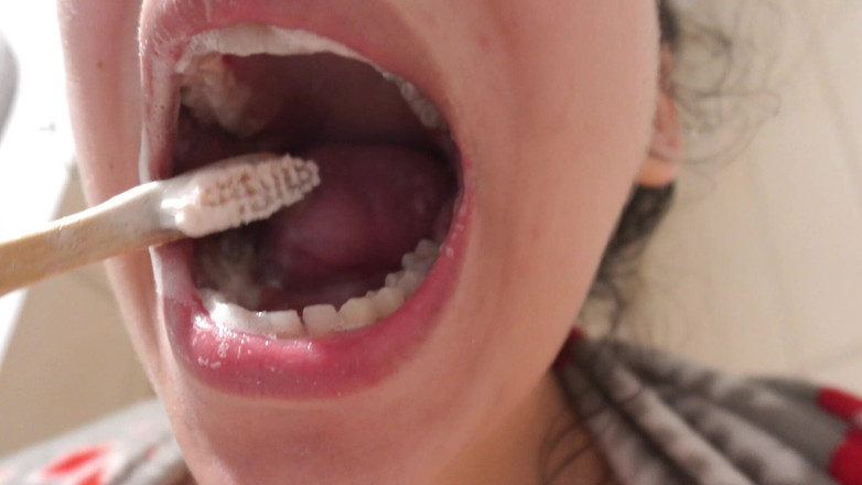 AmayaMori: Meine indische stiefschwester putzt ihre zähne und macht dann einen...