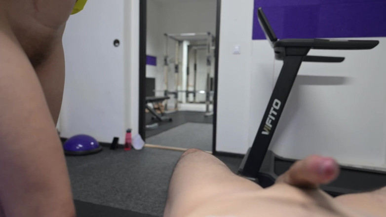SandraSugar: Tělocvična POV - Trenér šuká moji chlupatou kundičku po cvičení