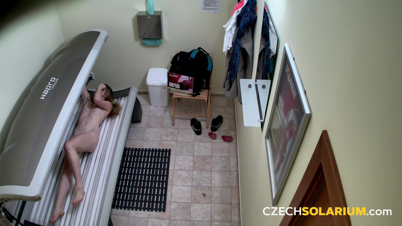 Czech Solarium: Tschechisches solarium 69: sexy junge brünette zeigt ihre enge muschi