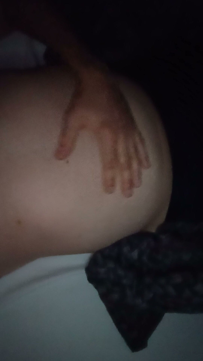 Hottieboy77: Мальчик с болью в животе гладит живот