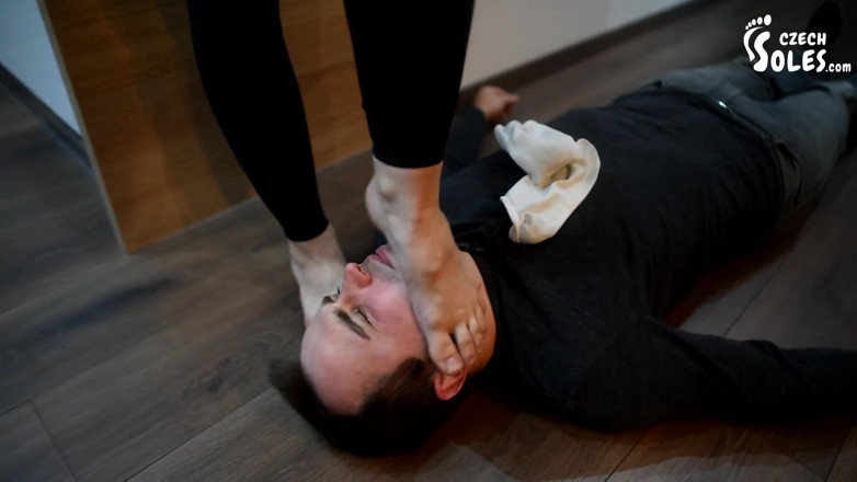 Czech Soles - foot fetish content: Renifler les chaussettes et les pieds de sa copine