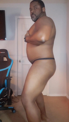 MrGoudreauXXX: Un grande orso nero muscoloso in un perizoma