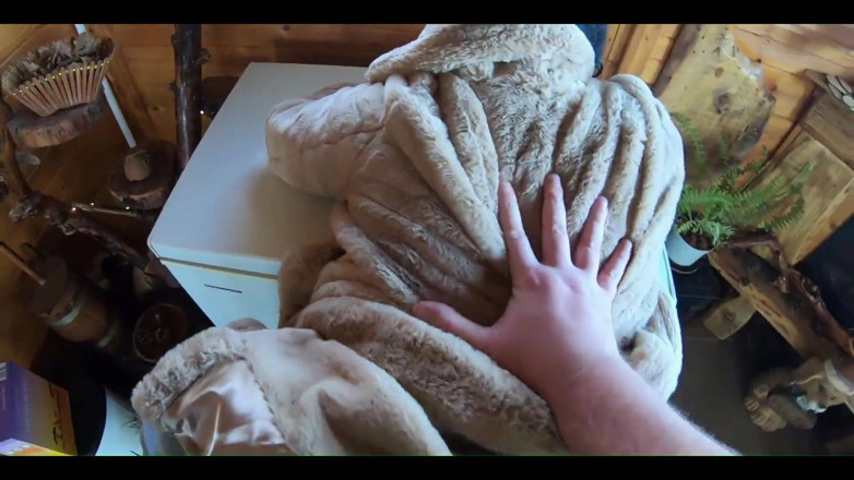 MilfyCalla: Pakaian Emas, Bulu &amp; Pepek Berbulu Merokok, Blowjob Mendalam &amp; Doggy Keras...