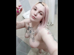 Yukionna: Baculatá blondýnka sama v hotelu