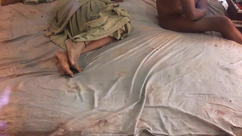 Tina Baby: Nevlastní matka mě přinutila lízat jí kundičku.