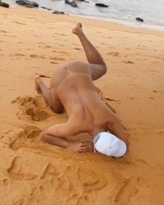 Ladysilvas: Ледісільва гола на пляжі демонструє свою сексуальну засмаглу дупу з сексуальною лінією засмаги