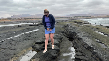 Emma Voyeur: 오줌을 싸고 싶어하는 매력적인 소녀