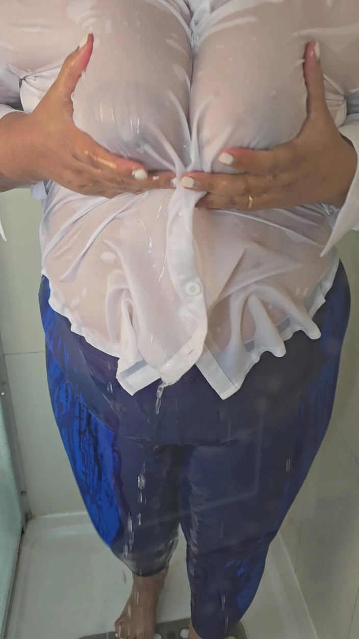 Slutty Ms B: Ducha de blusa de satén blanco