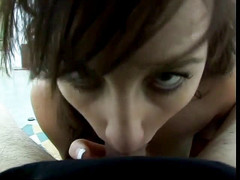 Wild Suckers: Geiles schätzchen nimmt schwanz in ihren mund und kommt auf...