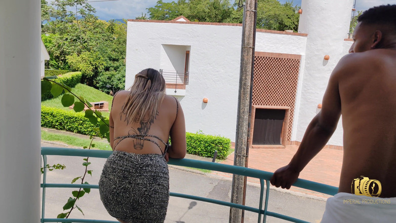 Rioc69: Mara kouří Rioc a využívá toho, že jsou na balkóně a...