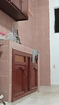 Mamãe gordinha na cozinha mostra peitos e fio dental