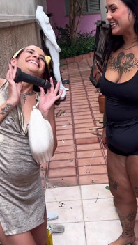 Gordinha Pegou a MILF No Bloco De Carnaval E Levou Na Casa Abandonada