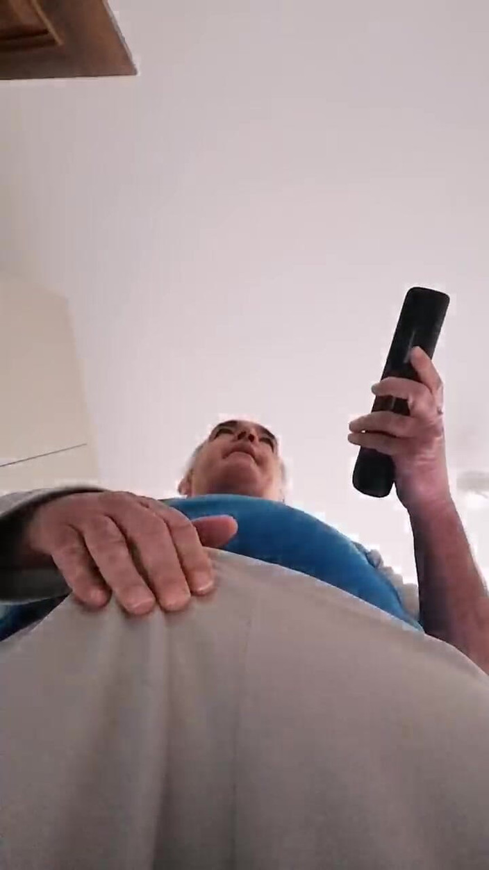 Setesesso7: आप मेरे सख्त, सूजे हुए लंड पर मेरे हाथ के झटके की आवाज सुनते हैं