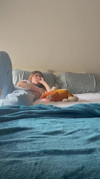 Due ragazze si divertono in un gruppo di migliori amiche