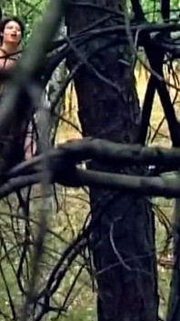 Bruna matura si sditalina la figa gocciolante nella foresta Frenzy