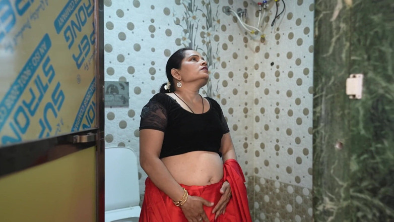 SEXYBHABHIX: デシ・インディアンのカップルが自宅のテラスでチョコレートソースで処女を破り、その後シャワーでセックスをする