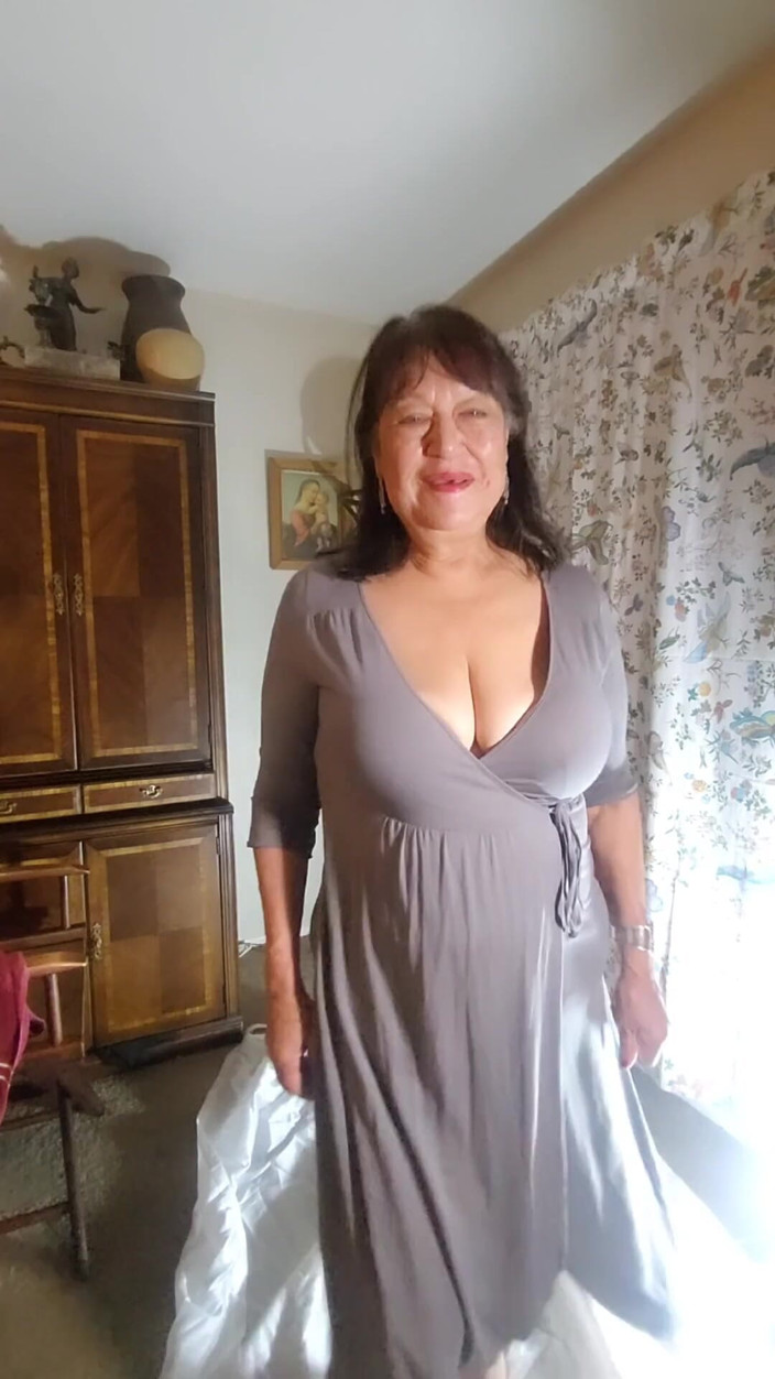 Zilah Luz: Gilf matură își masturbează pizda păroasă cu picioarele mele