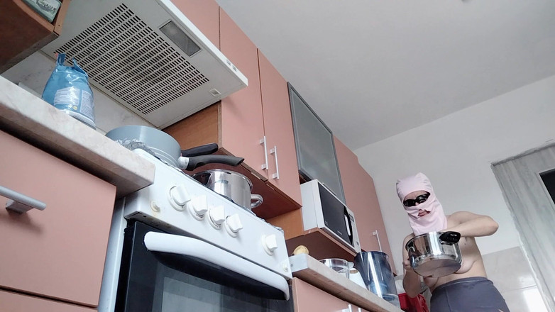 Mirsur: Esposa nua sexy preparando comida na cozinha Morena peluda, bunda...
