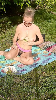 Une blonde mature déjantée en pique-nique nue.